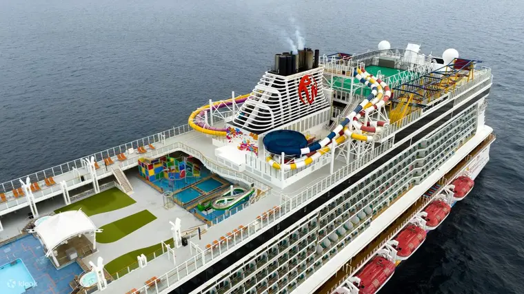 Genting Dream, Singapore high seas